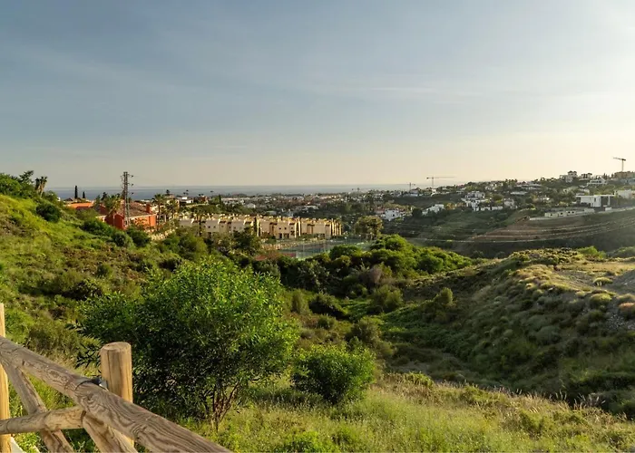 아파트 Stylish 3-bedroom In The Exclusive Paraiso Pueblo