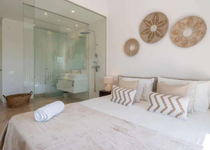 아파트 Stylish 3-bedroom In The Exclusive Paraiso Pueblo *