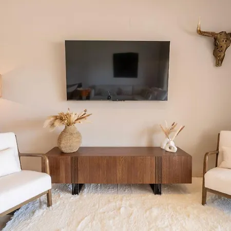 Stylish 3-bedroom In The Exclusive Paraiso Pueblo Διαμέρισμα